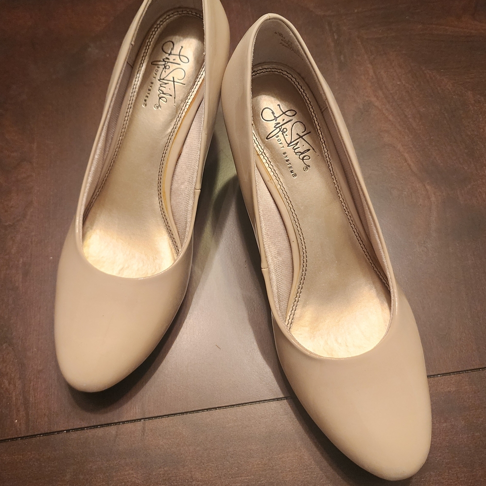 Life Stride Women's Cream Pumps